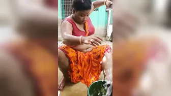 Bengali Village Aunty Soaping Her Thick Body In Outdoor Bath