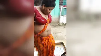 Bengali Village Aunty Soaping Her Thick Body In Outdoor Bath