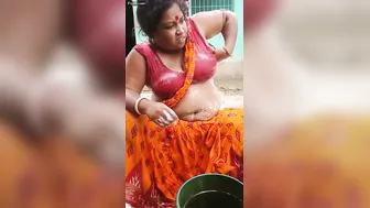 Bengali Village Aunty Soaping Her Thick Body In Outdoor Bath