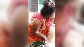 Bengali Village Aunty Soaping Her Thick Body In Outdoor Bath