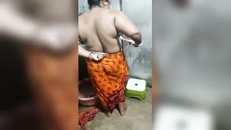 Bengali Village Aunty Caught Bathing Naked Showing Thick Body