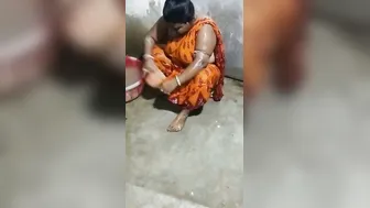 Bengali Village Aunty Caught Bathing Naked Showing Thick Body