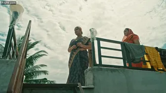 Chubby Wifey Teasing In Saree Showing Her Sexy Belly