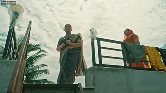 Chubby Wifey Teasing In Saree Showing Her Sexy Belly