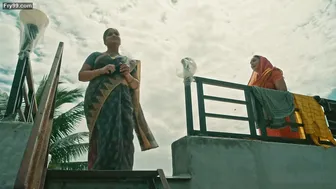 Chubby Wifey Teasing In Saree Showing Her Sexy Belly