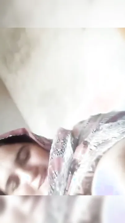 Pakistani Aunty Playing With Her Naked Pussy On Camera
