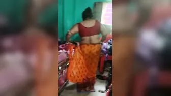 Sexy Bengali Village Aunty Bathing Caught On Hidden Camera