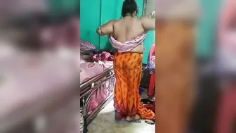 Sexy Bengali Village Aunty Bathing Caught On Hidden Camera