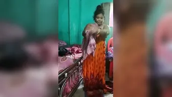Sexy Bengali Village Aunty Bathing Caught On Hidden Camera