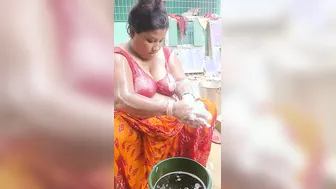 Sexy Bengali Village Aunty Bathing Caught On Hidden Camera