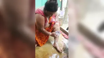 Sexy Bengali Village Aunty Bathing Caught On Hidden Camera