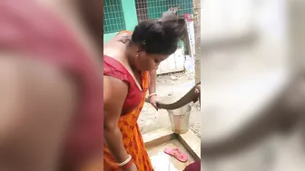 Sexy Bengali Village Aunty Bathing Caught On Hidden Camera
