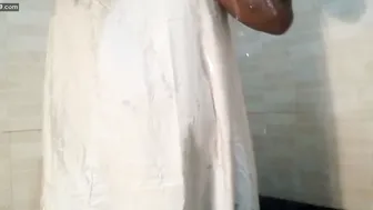 Married Woman Bathing And Soaping Up Her Curves On Camera