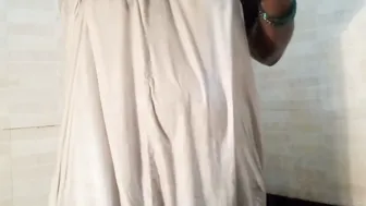 Married Woman Bathing And Soaping Up Her Curves On Camera