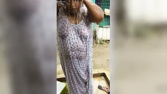 Bengali Village Aunty Bathing Naked Showing Everything Off