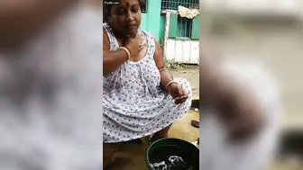 Bengali Village Aunty Bathing Naked Showing Everything Off