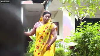 Dusky Indian Married Woman Showing Off Her Sexy Belly Clips