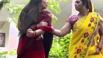 Dusky Indian Married Woman Showing Off Her Sexy Belly Clips