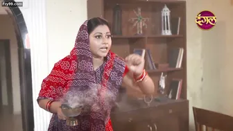 Dusky Indian Married Woman Showing Off Her Sexy Belly Clips