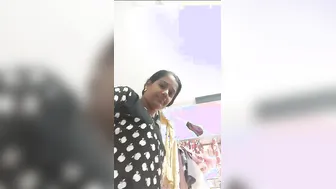 Horny Mallu Aunty Spreading Pussy Lips And Fingering Wet