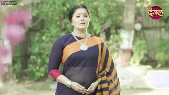 Indian Married Woman Flashing Her Sexy Navel In Public View