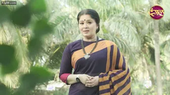 Indian Married Woman Flashing Her Sexy Navel In Public View