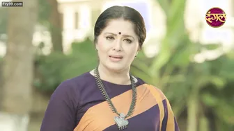 Indian Married Woman Flashing Her Sexy Navel In Public View