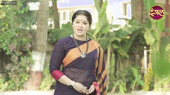 Indian Married Woman Flashing Her Sexy Navel In Public View