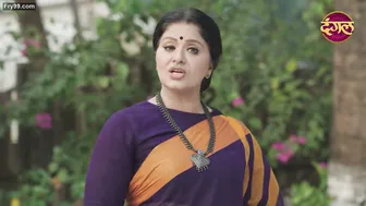 Indian Married Woman Flashing Her Sexy Navel In Public View