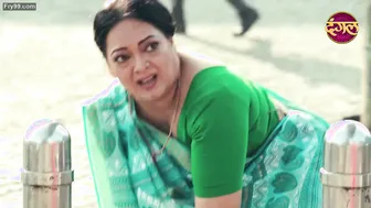 Indian Married Woman Flashing Her Sexy Navel In Public View