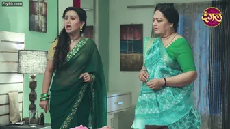 Indian Married Woman Flashing Her Sexy Navel In Public View