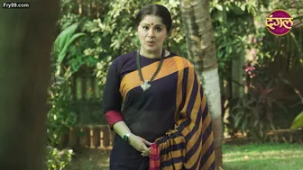 Indian Married Woman Flashing Her Sexy Navel In Public View