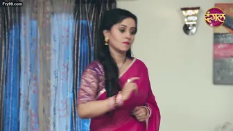 Indian Married Woman Flashing Her Sexy Navel In Public View