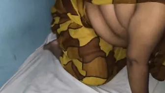 Hot Aunty In Saree Shaking Ass And Flashing Big Milky Tits