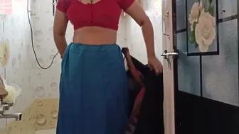 Hot Aunty Soaping Her Huge Tits And Round Ass In Bathtub