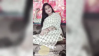 Married Aunty Stripping Naked And Showing Her Curves For Me