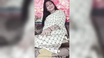 Married Aunty Stripping Naked And Showing Her Curves For Me