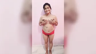 Married Aunty Stripping Naked And Showing Her Curves For Me