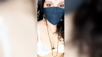 Desi Aunty Fingering Her Pussy On Webcam For Viewers