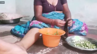 Aunty Giving Handjob While Cutting Veggies In The Kitchen