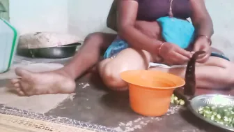 Aunty Giving Handjob While Cutting Veggies In The Kitchen