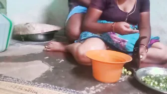 Aunty Giving Handjob While Cutting Veggies In The Kitchen
