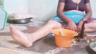 Aunty Giving Handjob While Cutting Veggies In The Kitchen