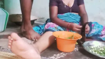 Aunty Giving Handjob While Cutting Veggies In The Kitchen