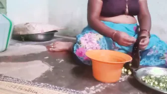 Aunty Giving Handjob While Cutting Veggies In The Kitchen