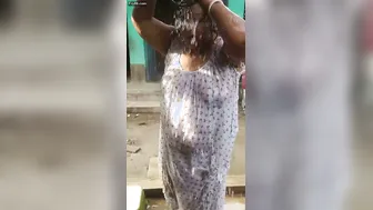 Spying On Sexy Bengali Village Aunty Bathing And Touching
