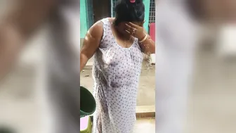 Spying On Sexy Bengali Village Aunty Bathing And Touching