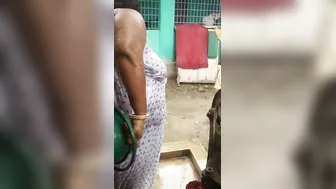Spying On Sexy Bengali Village Aunty Bathing And Touching