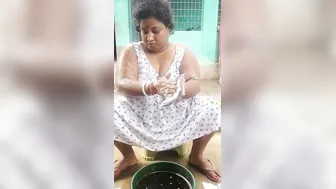 Spying On Sexy Bengali Village Aunty Bathing And Touching