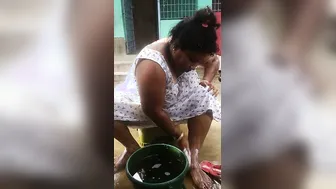 Spying On Sexy Bengali Village Aunty Bathing And Touching